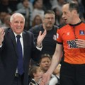 Sudije se pod pratnjom obezbeđenja vratile na teren: Vatrena atmosfera u odlučujućem meču Partizana