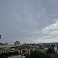 Црни облаци над Београдом: Почео велики пљусак - Чује се грмљавина, муње парају небо (фото/видео)