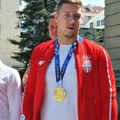 Sava Ranđelović uručuje donaciju UKC-u Niš