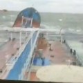 Ruski tanker se prepolovio u crnom moru! Voda se crni, poginuo čovek (video)