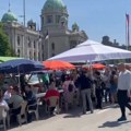 Ovako Srbi proslavljaju 1. Maj ispred skupštine! Plato pun štandova sa hranom, muzika odjekuje svuda: Građani veseli i…