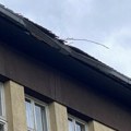 Učenica u Nišu izašla sa časa kroz prozor i popela se na krov škole