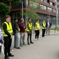 Još jedan incident kod suda u Novom Sadu: Vozač probao da prođe kroz blokadu (VIDEO)
