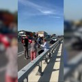 (Video) Prvi snimci stravičnog udesa na: Auto-putu Miloš Veliki Čovek leži bez svesti, delovi vozila rasuti svuda: Ima…