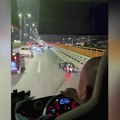 (Video) Haos na gazeli: Banda motociklista napala ljude na mostu: Imali palice u rukama i maske na licu
