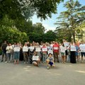 U OŠ "Jovan Popović" održan skup podrške nastavnici kojoj nije produžen ugovor (FOTO)
