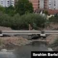 Pet nedelja nakon postavljanja temeljca, most preko reke Ibar dobija oblik