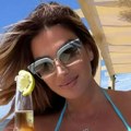 Ena Popov uslikala zadnjicu u kupaćem: Pevačica objavila fotku sa ležaljke i zapalila Instagram