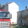 Požar u napuštenoj zgradi u Valjevu: Izgoreo krov, objekat se urušio (foto)