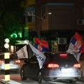 Vijore se Srpske trobojke! Građani Kosovske Mitrovice proslavljaju pobedu Srpske liste