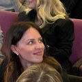 Udovica Darka Radovanovića prvi put u javnosti: Prelepa Maja u crnini došla sa ćerkom na koncert Ivane Selakov (foto)