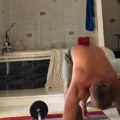 WC kao garsonjera! Stefan Karić pokazao kako vežba u toaletu: Svi ostali bez teksta zbog prostorije u buržujskoj vili na…