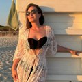 Skinula se Jelena Tomašević (42): Ovakvu je retko viđamo: Preko crnog bikinija navukla skroz providni ogrtač i usijala mreže…