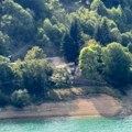 (Foto) Rušenje na Gazivodama i dalje traje, srušena porodična kuća