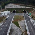 Ne jedan, već dvojica za volanom jure u suprotnom smeru: Snimak sulude vožnje, policija traga za vozačem BMW-a