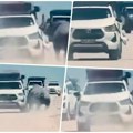 Uznemirujući snimak sa safarija! Nosorog napao automobil sa turistima, reakcija vozača razbesnela sve! (foto/video)