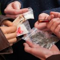 Razbijena mreža dilera u blizini škola u Tirani: Uhapšena 31 osoba, zaplenjeni heroin, kokain i oružje