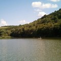 U toku velika drama kod Barajeva: Mladi pecaroš, sa strmine pao u jezero i nije isplivao – pokrenuta potraga!