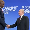 Svi gledaju ovu fotografiju u neverici! Putin ugostio predsednika Mozambika, jedan detalj je prilično uočljiv