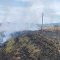 Veliki požar u Vlasotincu: Vatra zahvatila njive i livade, gar sa paljevine prekriva ulice varošice