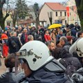 Петардама и јајима на "четнике" и мандића: Малобројни црногорски екстремисти дивљали пре почетка седнице Скупштине на…