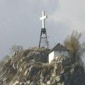 Najmanja crkva u Srbiji, ali velika svetinja: Podignuta na strmoj steni u klisuri Moravice, narod veruje da grešni ne smeju…
