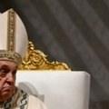 Papa Franjo predvodio Uskrsno bdjenje uprkos pitanjima o njegovom zdravlju
