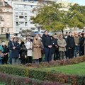 Dve Srbije na jednom mestu: Dok građani ispred Predsedništva pale sveće, Vučić se obraća svojim glasačima FOTO