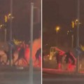 Lete baklje i odjekuju vrisci pred mnogo svedoka: Zastrašujući snimak masovne tuče u Beogradu (Video)