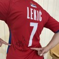 Dres rukometne reprezentacije Srbije sa potpisom Andree Lekić na novoj licitaciji LFN