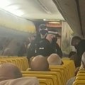Haos u avionu! Izbila tuča, pokušao da otvori vrata u letu, dete preklinjalo za pomoć: To je moj tata! (video)