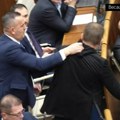 Opšta tuča i lomljava u parlamentu: Slovački poslanici gađali se flašama, jedan od njih vrištao dok su ga gušili