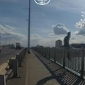 Mladić hteo da skoči u Dunav, policajac ga zgrabio u poslednjoj sekundi: Visio je nad ambisom, snimak ledi krv