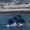 Драма на Јадрану! Аутомобил ударио у пристаниште, па упао у море, снимљена драматична акција спасавања (видео)
