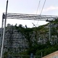 Grom zaustavio voz Beograd - Bar usred kanjona Morače: Putnici čekaju ekipe iz Podgorice (foto)