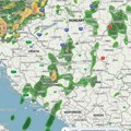 Pogledajte kako se zelena masa kreće ka Srbiji! Sunce nestalo iza tamnih oblaka - sprema se kiša i stiže oluja! (foto)