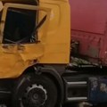 Teška saobraćajka u Bariču: Kamion udario u nadstrešnicu autobuske stanice, metalna šipka probila kabinu (video)