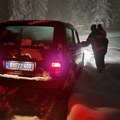 Drama u Ivanjici - vatrogasci izvukli dve osobe iz zavejanog vozila! Sneg od skoro pola metra paralisao puteve (foto)