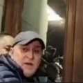 Evo ko je nasilnik ispred Skupštine Dokazani siledžija došao iz Blaca da brani izbornu volju Beograđana! (video)