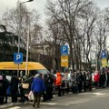 Stotine ljudi čeka u redu Gužva ispred Crkve Svetog Marka , vernici došli da vide čudotvornu ikonu (foto)