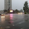 Oluja opet divlja u Beogradu: Provala oblaka i stravična grmljavina, pale se alarmi na automobilima FOTO/VIDEO