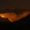 Požar u Gackom samo delimično suzbijen uz pomoć helikoptera