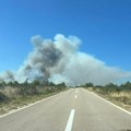 Veliki požar u Dalmaciji, evakuišu stanovništvo: Vatra guta kuću i automobile, kanaderi u akciji