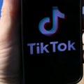 Bizarni Tik Tok izazov zaludeo srpske đake! Sevaju nacistički pozdravi, veličaju nacizam, a tek šta rade sa Hitlerom!