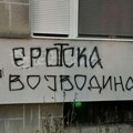 Grafiti „srpska Vojvodina“ u Novom Sadu pretvoreni u „erotska Vojvodina“ (FOTO)