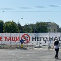Ispred Pionirskog parka postavljen transparent "Bolje ćaci, nego naci"