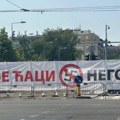 Ispred Pionirskog parka postavljen transparent "Bolje ćaci, nego naci"