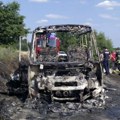 Samo smo osetili dim i u jednom trenutku se sve zacrnelo: Zapalio se minibus pun putnika kod Užica