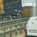 Prevrnut kamion nasred autoputa u Beogradu: Sve trake blokirane!