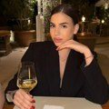 Una Čolić ne prestaje da provocira skupim selfijima: Spustila bretelu, otkrila rame i pokaza skupu mašinu kojom se vozi